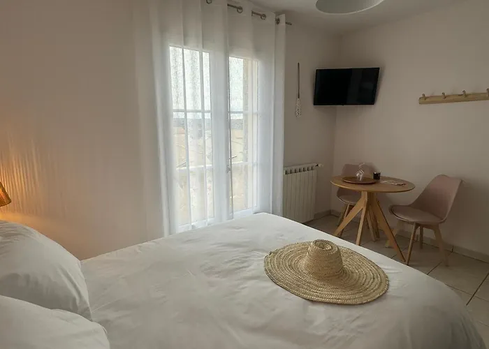 Melisande Au Pays Des Orjouliers Bed & Breakfast 4*